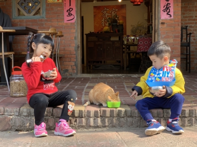 無車潮的喧鬧,孩子隨地而坐,而奔跑。